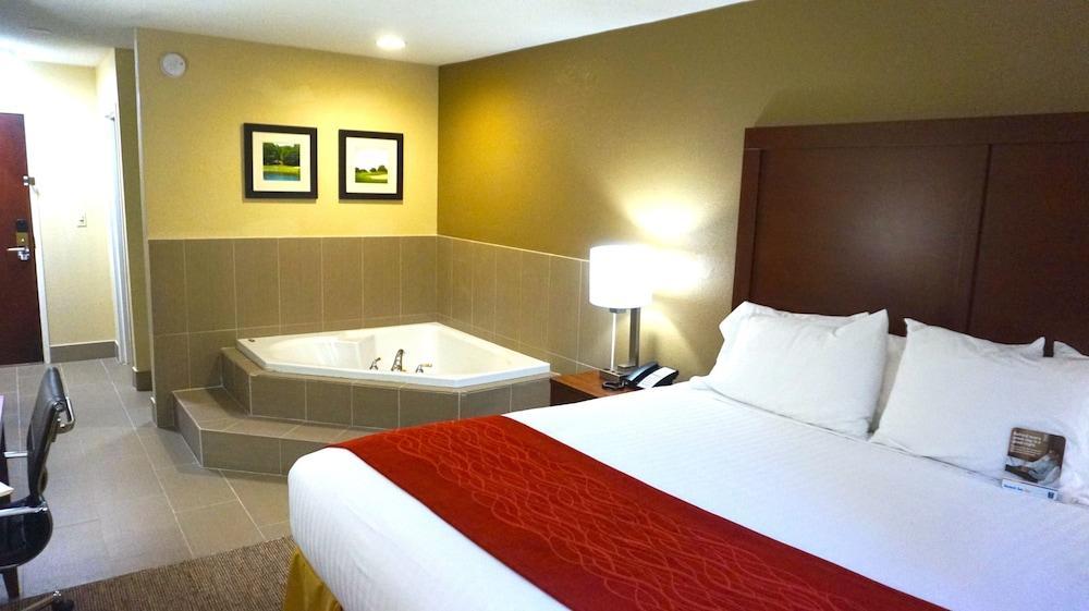 Comfort Inn & Suites Greenwood Near University Екстер'єр фото
