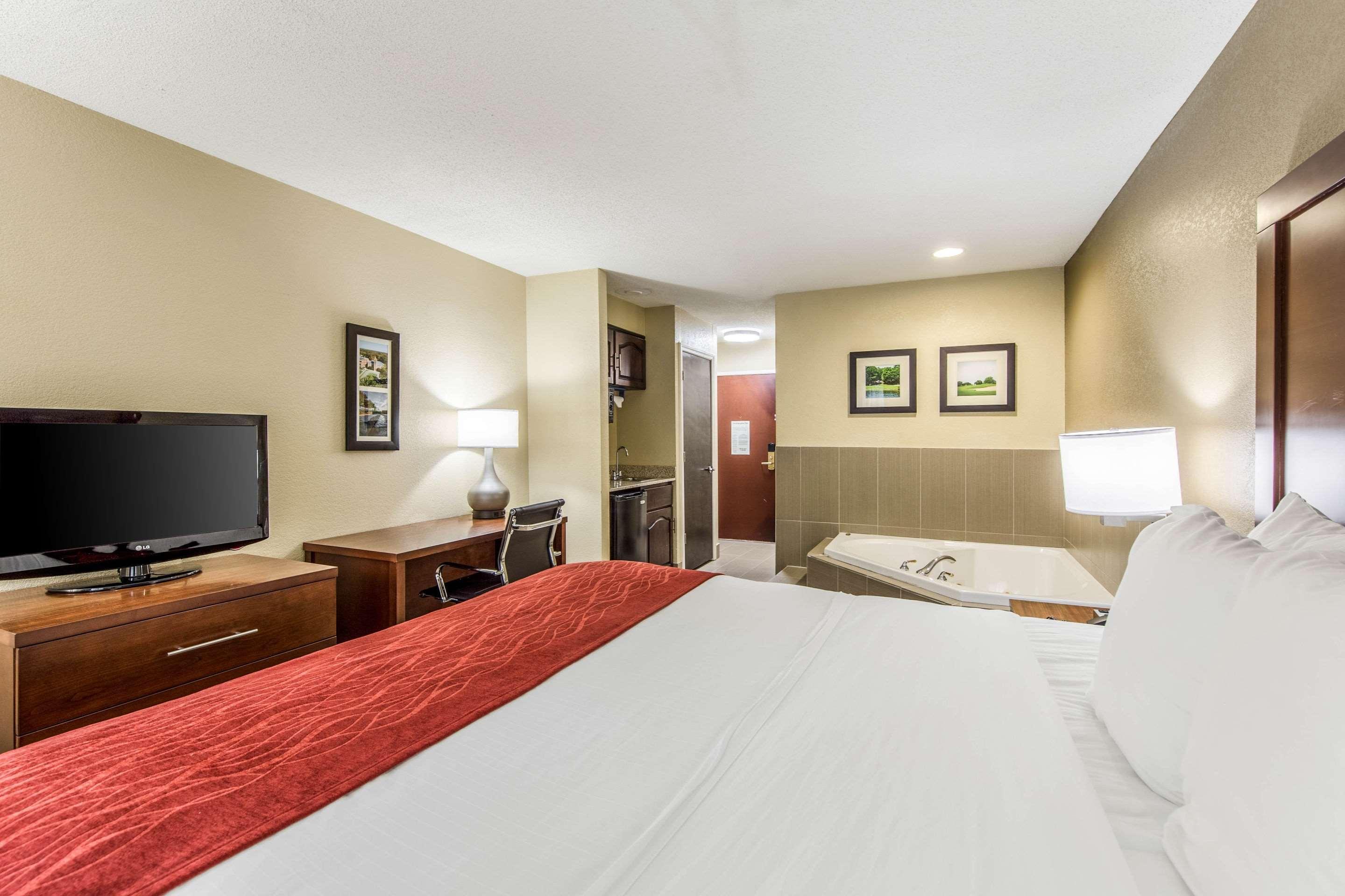 Comfort Inn & Suites Greenwood Near University Екстер'єр фото