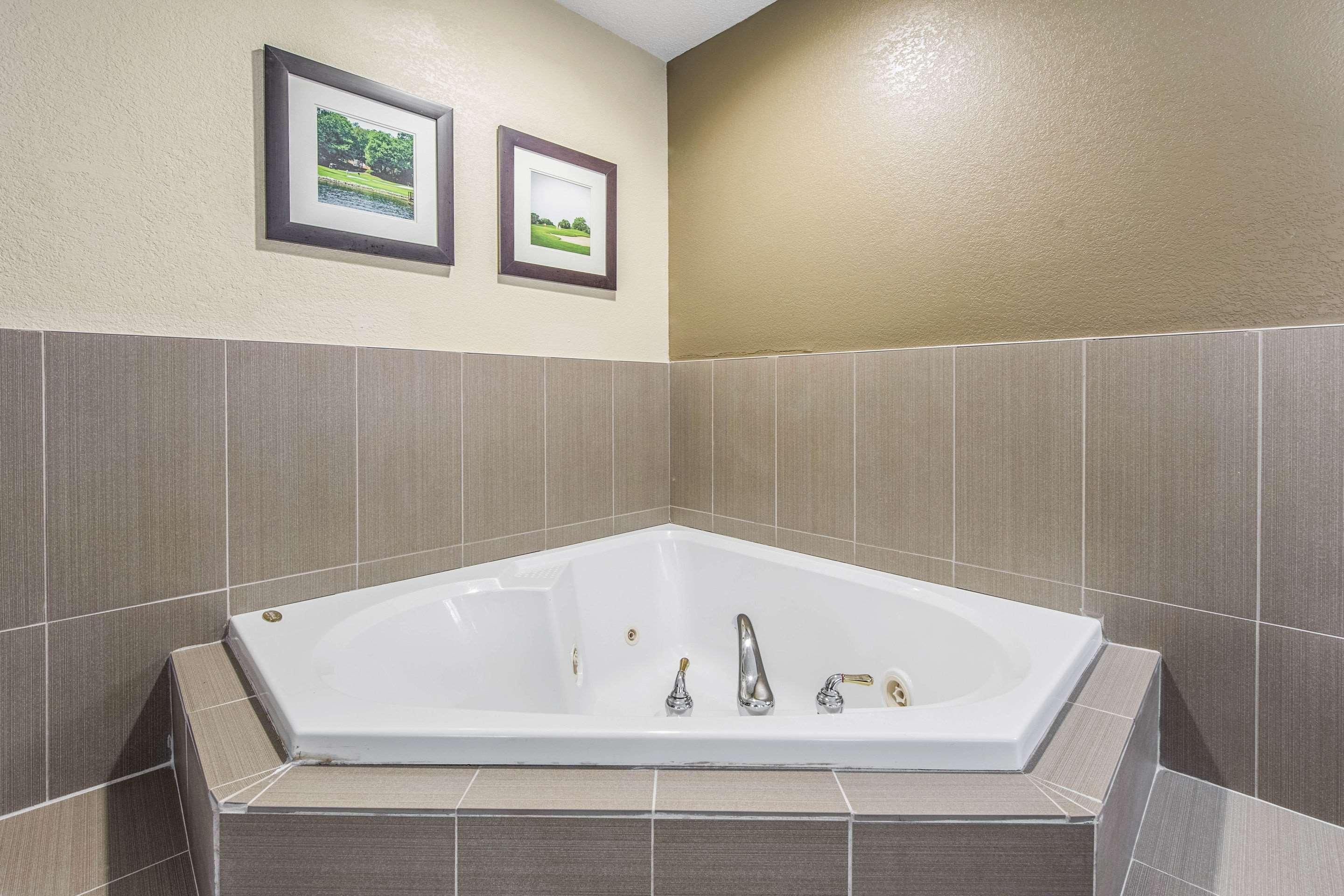 Comfort Inn & Suites Greenwood Near University Екстер'єр фото