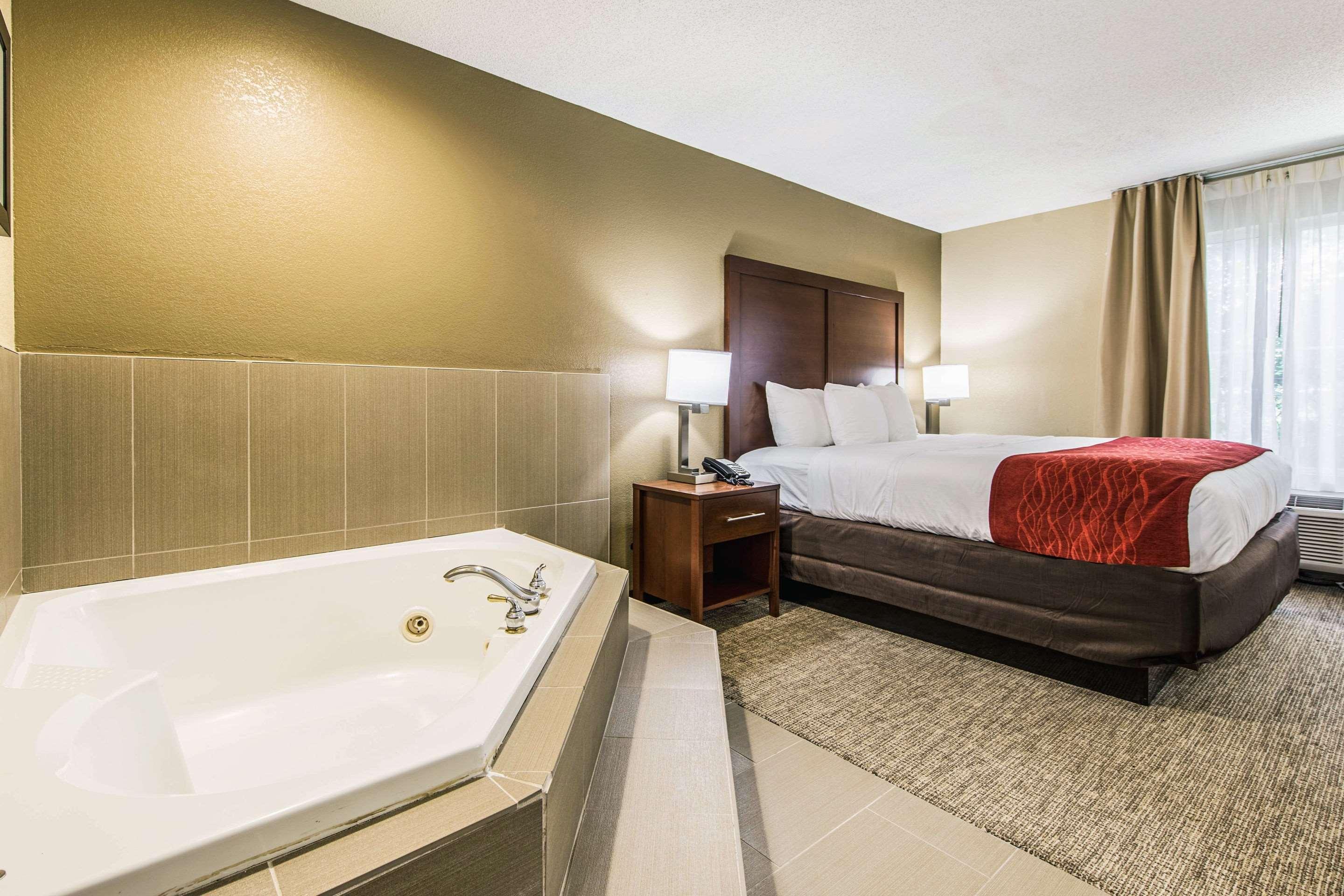 Comfort Inn & Suites Greenwood Near University Екстер'єр фото