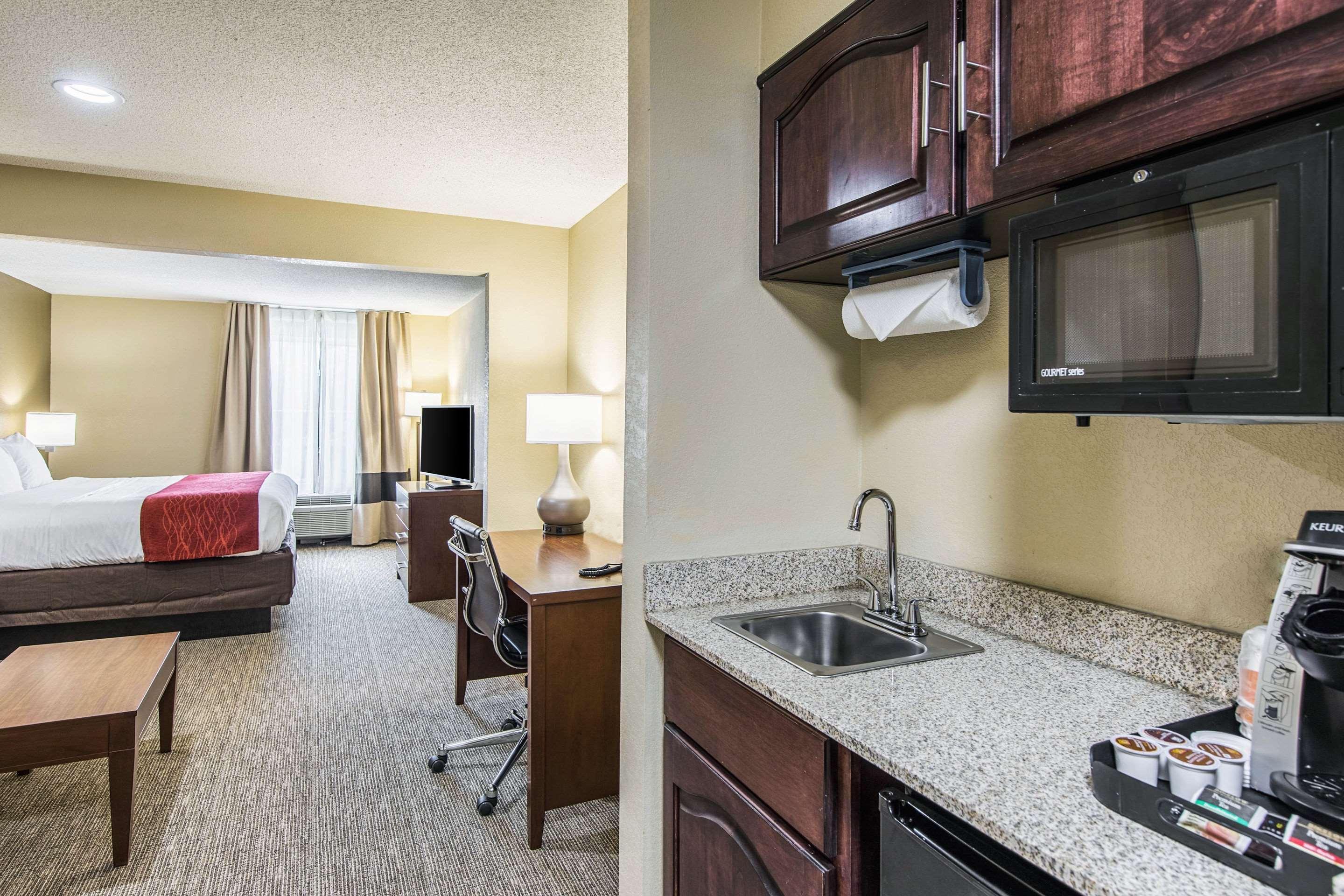 Comfort Inn & Suites Greenwood Near University Екстер'єр фото