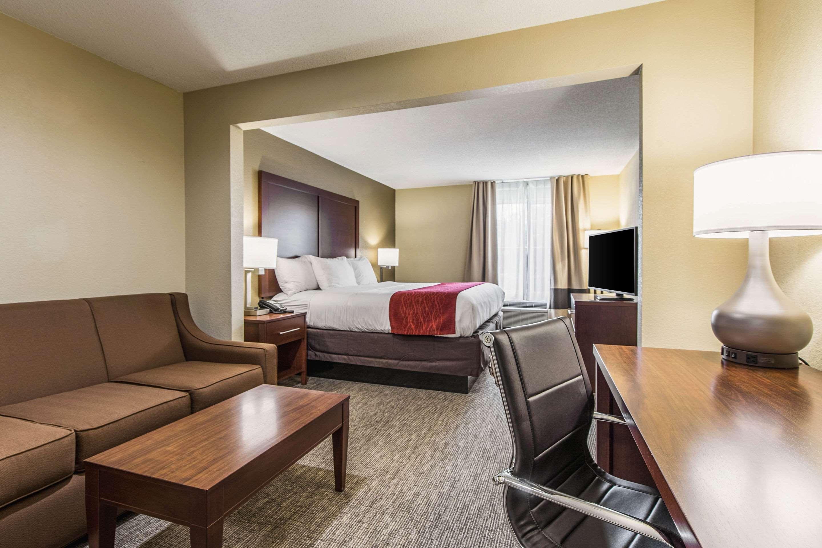 Comfort Inn & Suites Greenwood Near University Екстер'єр фото
