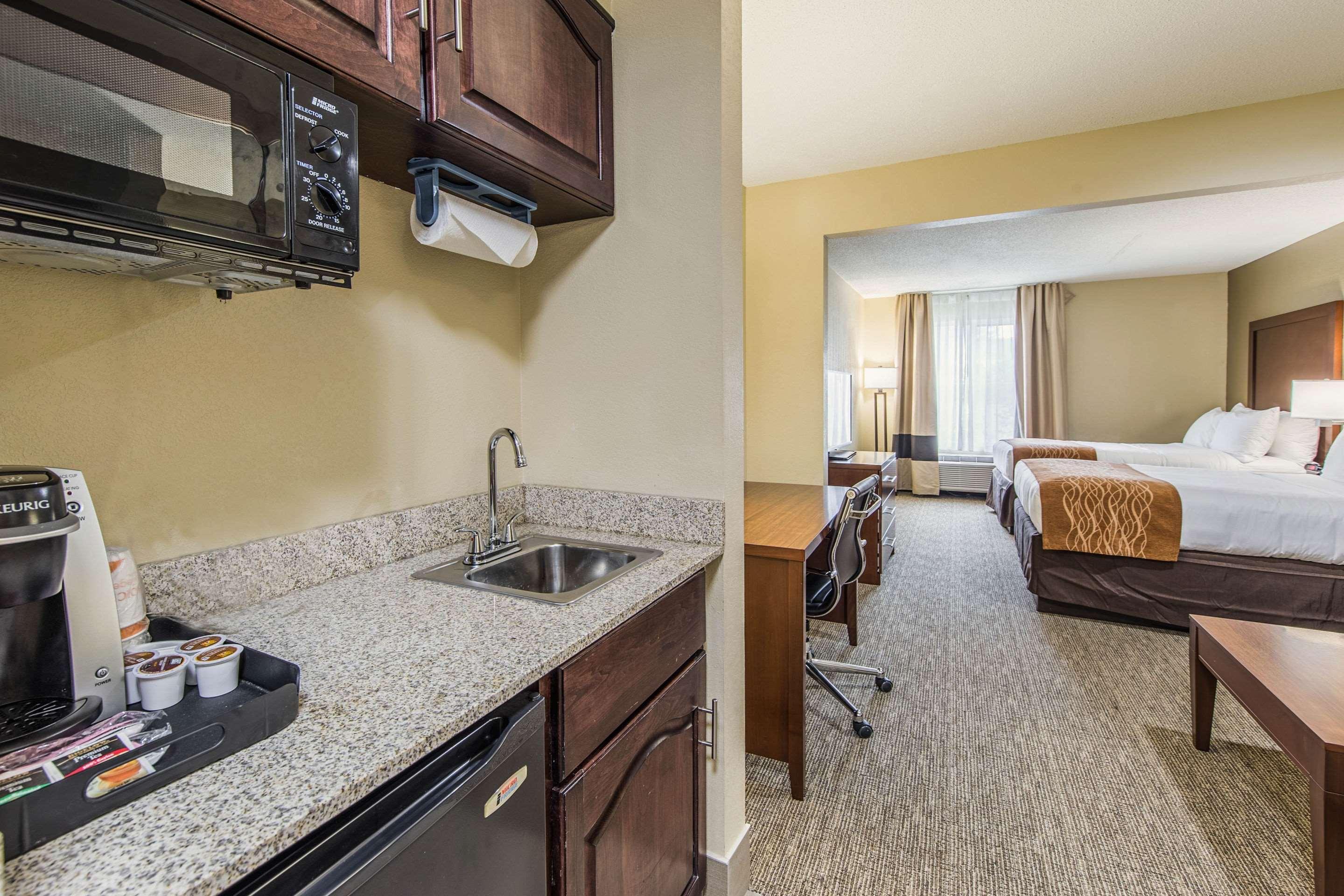 Comfort Inn & Suites Greenwood Near University Екстер'єр фото
