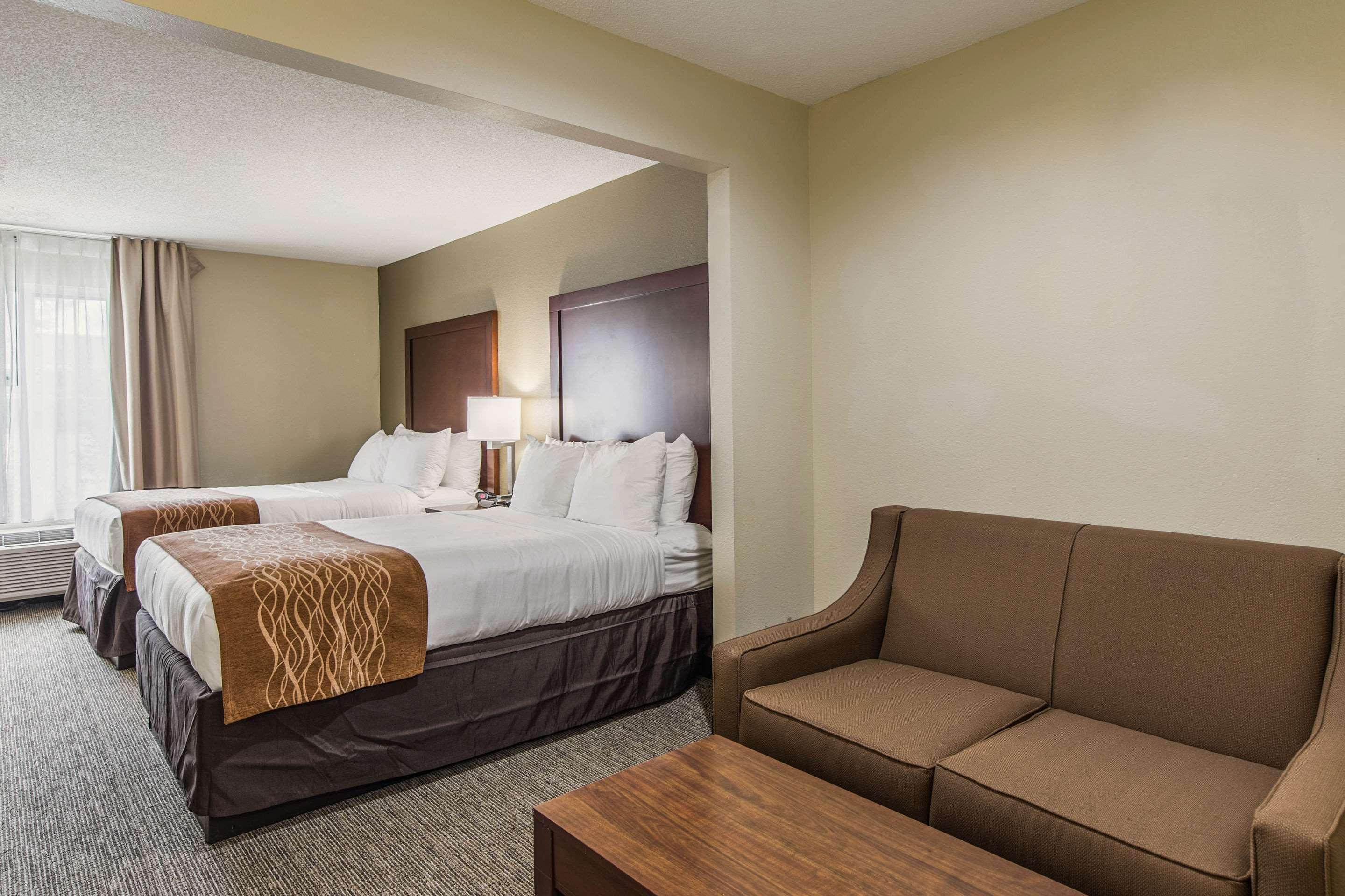 Comfort Inn & Suites Greenwood Near University Екстер'єр фото