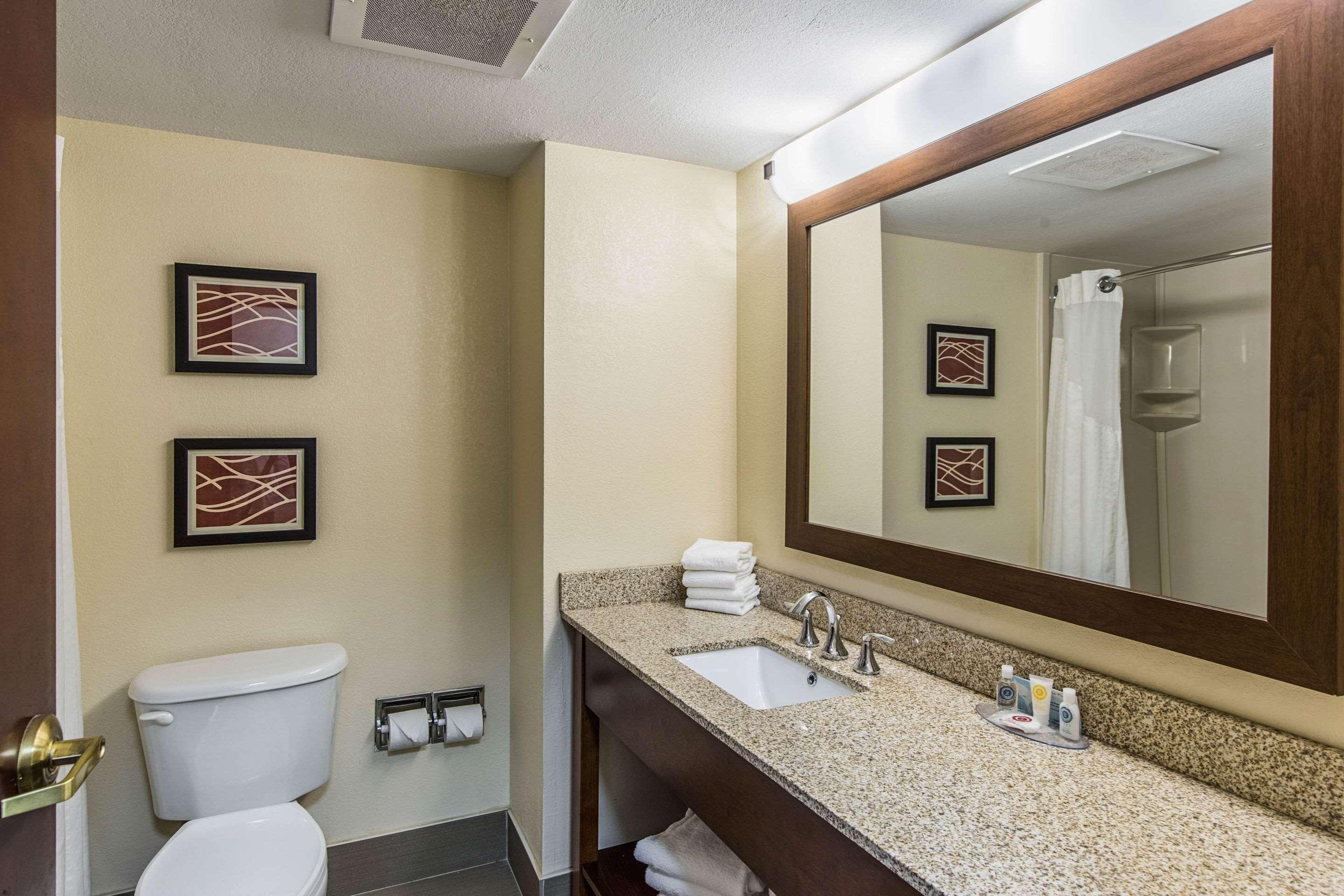 Comfort Inn & Suites Greenwood Near University Екстер'єр фото