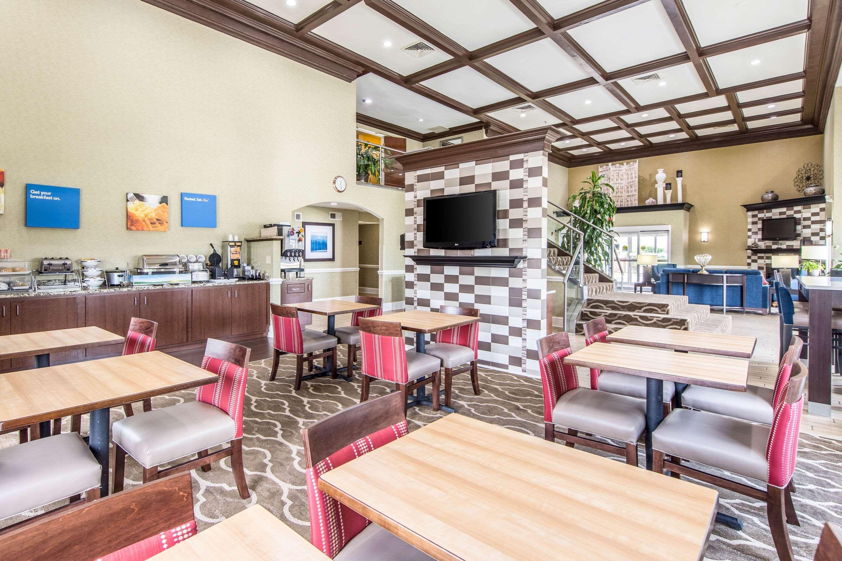 Comfort Inn & Suites Greenwood Near University Екстер'єр фото