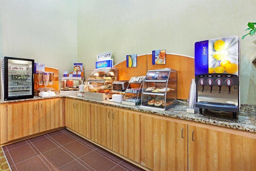 Comfort Inn & Suites Greenwood Near University Екстер'єр фото